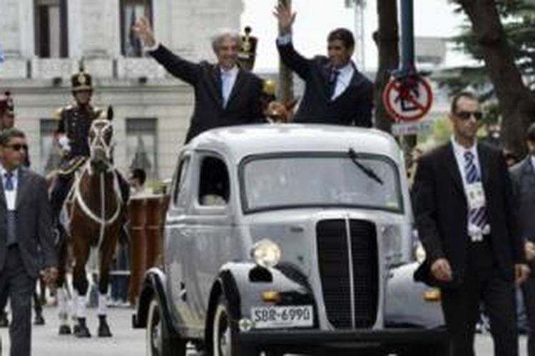 Tabare Vazquez hadir di acara pelantikan dengan mobil Fordson buatan tahun 1951. 