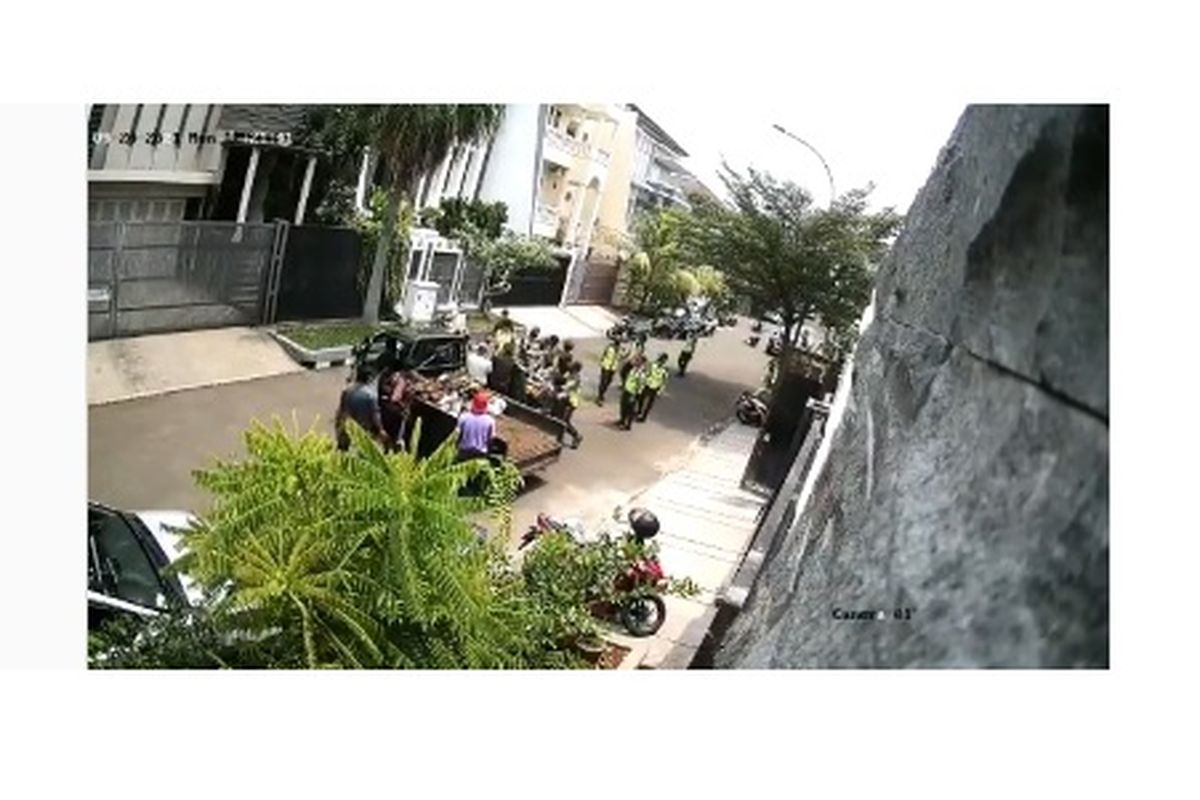 Perseteruan antara warga dengan para sekuriti di Perumahan Permata Buana, Kembangan, Jakarta Barat, terekam kamera CCTV.