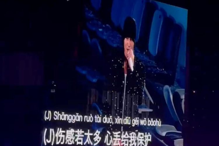 Kenang Barbie Hsu, Jerry Yan Pegang Kalung Ikonik Meteor Garden di Konser F*FOREVER
