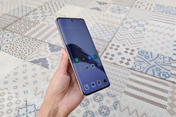 Layar Realme 13 Pro Plus 5G terlihat luas karena mengusung layar bertepi melengkung dan bezel yang tipis. Spesifikasi layarnya meliputi panel AMOLED 6,7 inci, resolusi Full HD Plus, refresh rate 120 Hz, touch samping rate 240 Hz dan kecerahan puncak 2.000 nits.