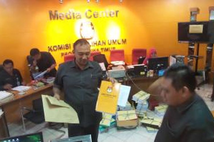 Suasana Kantor KPU Jawa Timur menjelang pelaksanaan Pilkada serentak, Senin (7/12/2015). 