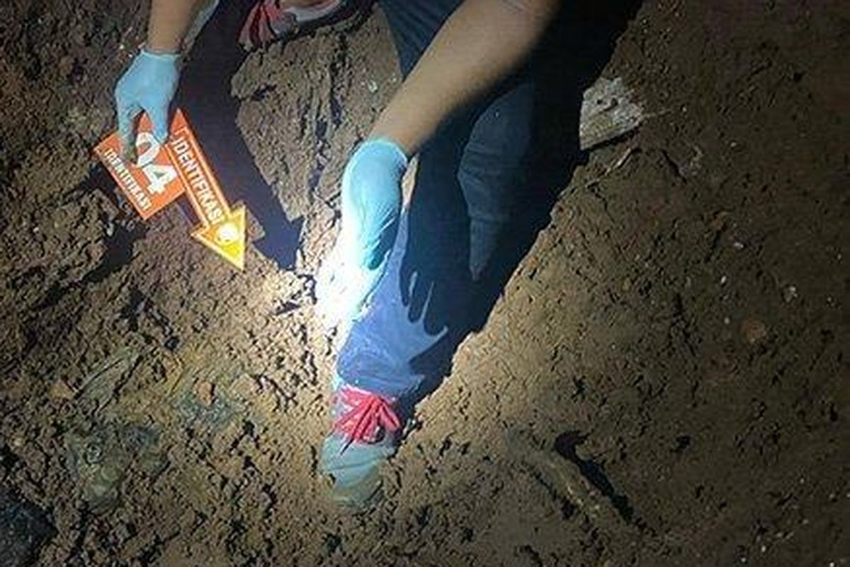 Evakuasi jenazah diduga korban pembunuhan di belakang rumah warga Dusun Brubuh RT 04 RW 01, Desa Ngadirojo Lor, Kecamatan Ngadirojo, Kabupaten Wonogiri, Kamis (1/5/2025). Berdasarkan informasi yang beredar, korban adalah Dwi Hastuti (48) warga Kecamatan Baturetno yang dilaporkan hilang pada 10 Februari 2025.