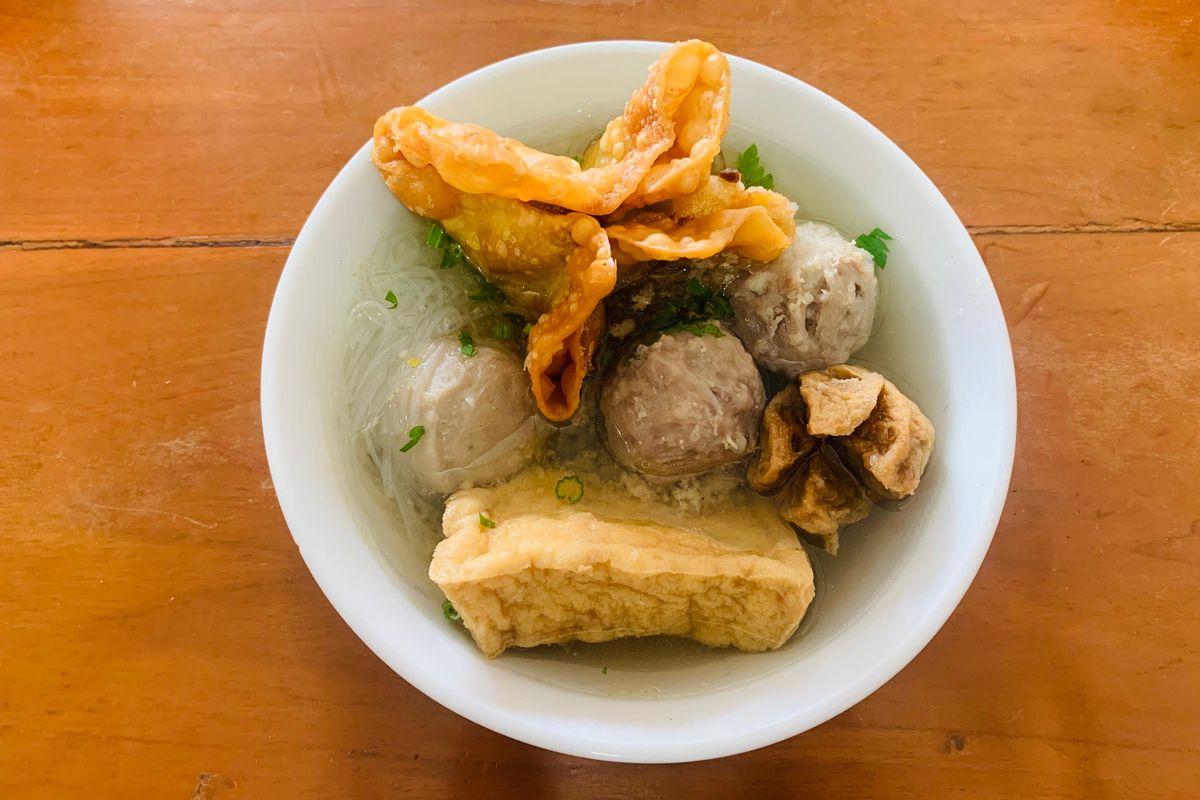 Seporsi Bakso Solo Kidul Pasar dengan varian pentol halus, kasar dan goreng serta tahu, mi putih, pangsit goreng.  