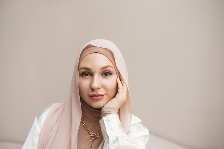 Ilustrasi hijab warna nude, warna hijab untuk kulit sawo matang