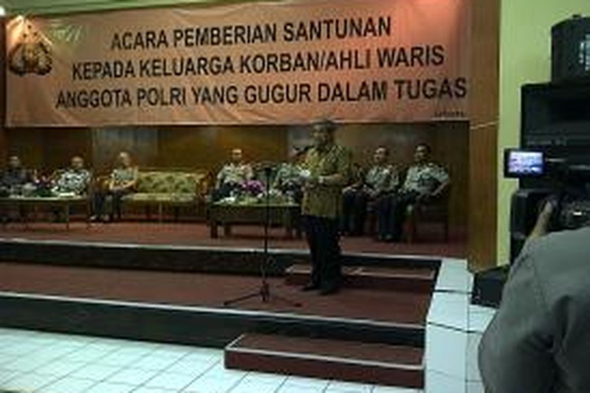 Menteri Pendidikan dan Kebudayaan, M. Nuh, saat memberikan sambutan dalam acara pemberian santunan untuk kelurga polisi yang gugur dalam tugas. Acara tersebut berlangsung di Aula Gedung Sanggita Asrama Brimob Polri, Cipinang, Jakarta Timur, Jumat (13/9/2013).