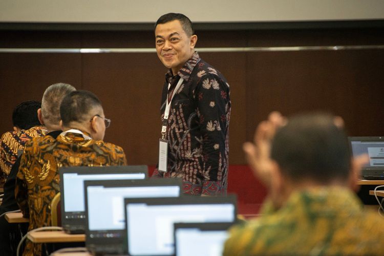 Wakil Kepala Bareskrim (Wakabareskrim) Irjen Pol Antam Novambar bersiap mengikuti tes uji kompetensi Seleksi Calon Pimpinan KPK di Pusdiklat Kementerian Sekretaris Negara, Cilandak, Jakarta, Kamis (18/7/2019). Sebanyak 192 kandidat calon pimpinan (capim) Komisi Pemberantasan Korupsi (KPK) mengikuti uji kompetensi tersebut.