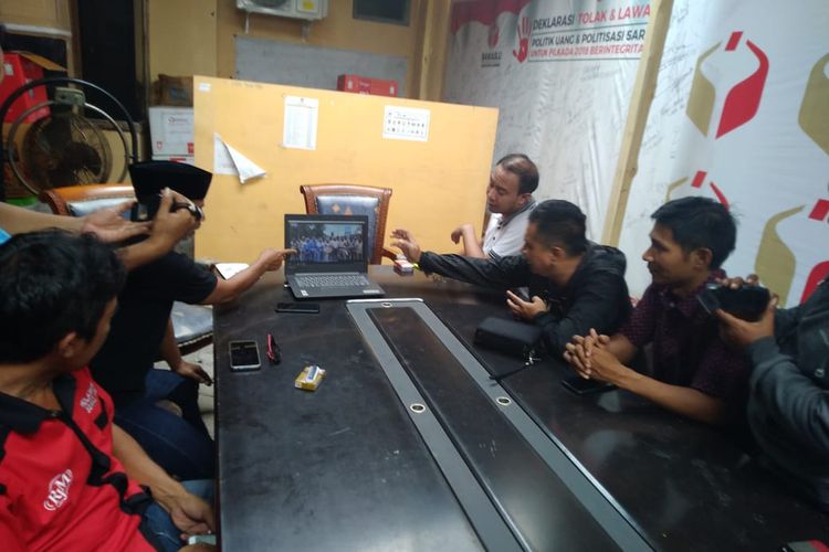 Jaringan Pemilih Rasional (Japer) Jember saat memutar video dugaan pelanggaran ASN di kantor Bawaslu Jember 