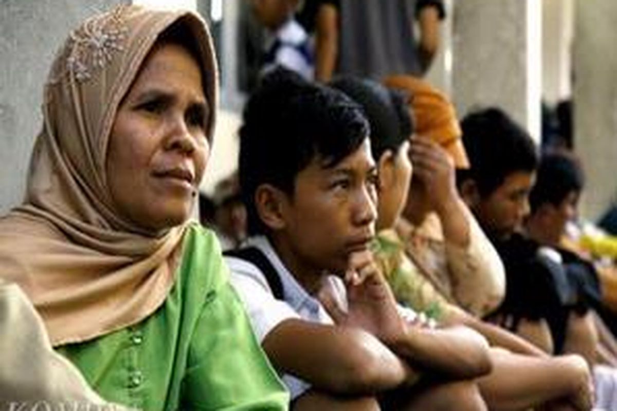 Ilustrasi: Menunggu pengumuman penerimaan siswa baru. Orangtua maupun siswa anak yang bermodalkan NEM (Nilai Ebtanas Murni) pas-pasan atau rata-rata di bawah 7,5 banyak yang stres karena tidak mungkin diterima di sekolah favorit.