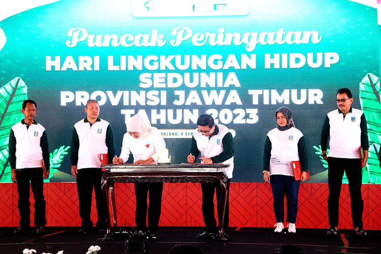 Direktur Utama Petrokimia Gresik Dwi Satriyo Annurogo bersama Gubernur Jawa Timur Khofifah Indar Parawansa, saat menandatangani komitmen bersama di Malang, Senin (4/9/2023).