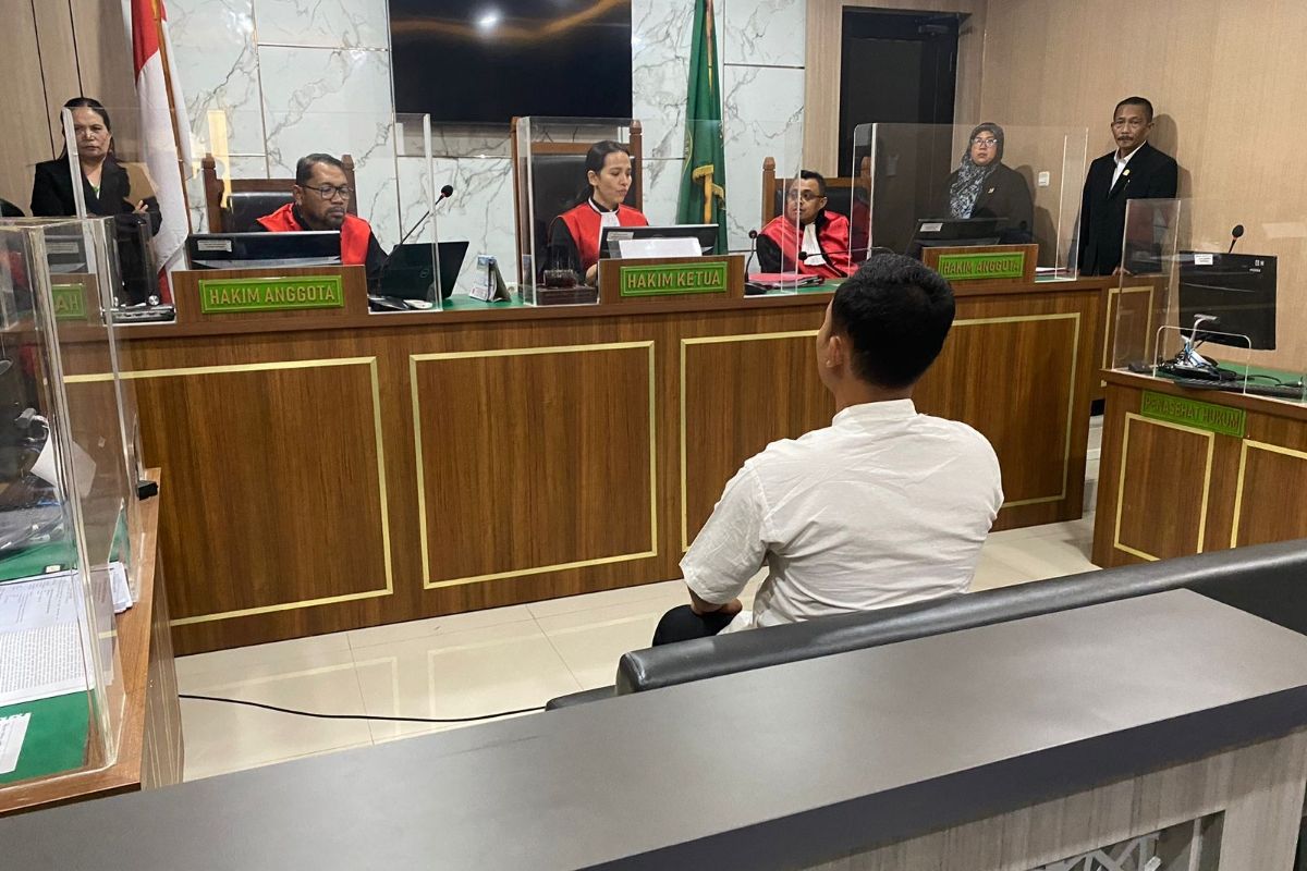 Anggota Densus 88 Antiteror Polri Haris Sitanggang, terdakwa pembunuh sopir taksi online bernama Sony Rizal Taihitu saat menjalani sidang di Pengadilan Negeri (PN) Kota Depok, Rabu (30/8/2023).