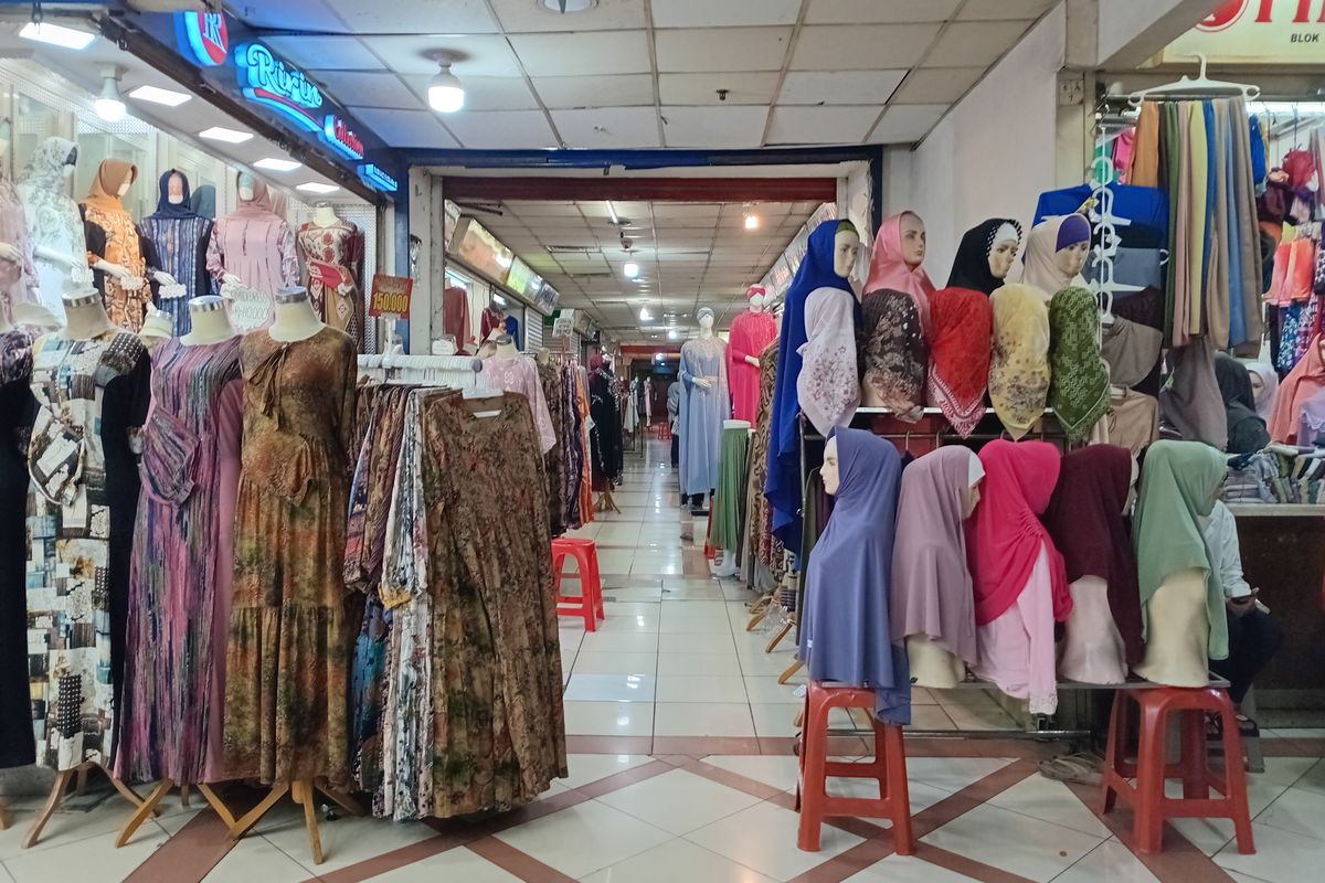 Suasana toko-toko baju muslim di lantai 5 Blok B Pasar Tanah Abang, Jakarta Pusat, Kamis (4/4/2024).