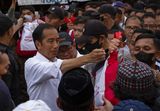 BERITA FOTO: Kunjungi Pasar di Makassar, Jokowi Bagikan Sembako dan Uang Tunai