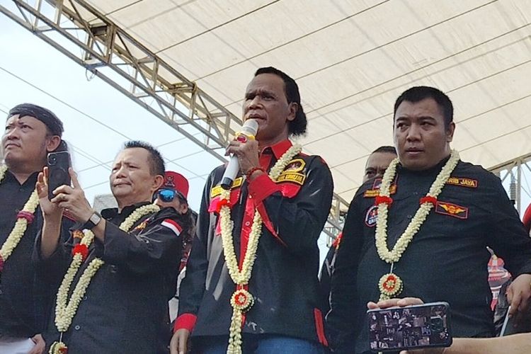 Ketua Umum GRIB Jaya, Hercules, bersama Ketua DPD GRIB Jaya Jateng Pamor Wicaksono saat deklarasi dukung Prabowo-Gibran di Desa Klampis, Brebes, Jawa Tengah, Kamis (25/1/2024).