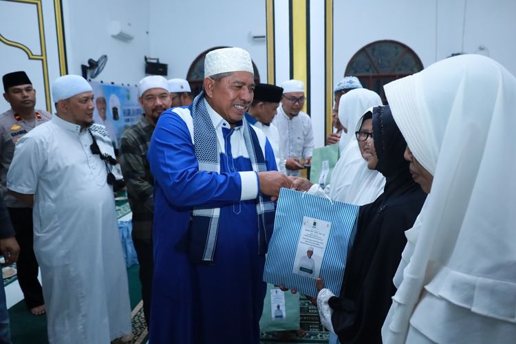 Bupati Siak Alfedri saat menyambangi Masjid Al Hidayah, Kampung Selat Guntung, Kecamatan Sabak Auh, dalam rangka Safari Ramadhan Pemerintah Kabupaten (Pemkab) Siak, Jumat (22/3/2024).