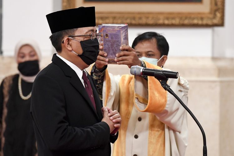 Komisioner KPU RI I Dewa Kade Wiarsa Raka Sandi mengucap sumpah saat dilantik di Istana Negara, Jakarta, Rabu (15/4/2020). I Dewa Kade Wiarsa Raka Sandi dilantik Presiden Joko Widodo menjadi Komisioner KPU RI menggantikan Wahyu Setiawan yang tersangkut kasus tindak pidana korupsi. ANTARA FOTO/Hafidz Mubarak A/foc.