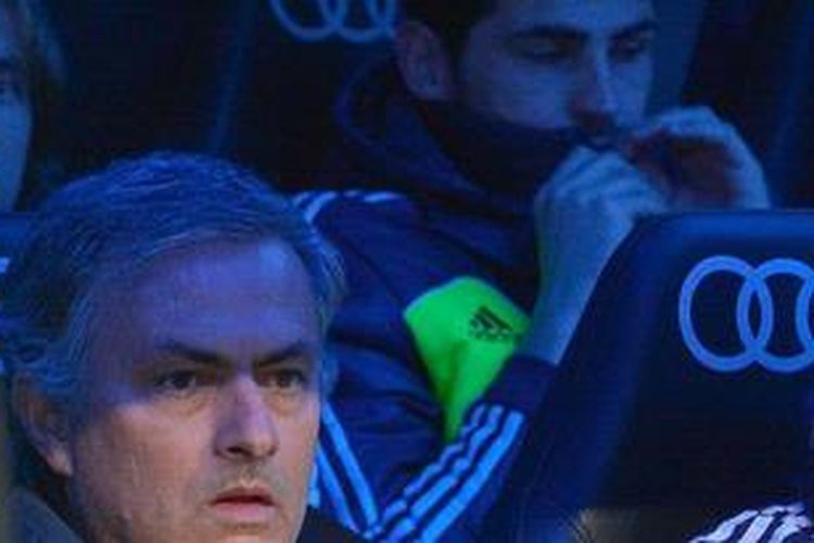 Pelatih Real Madrid dari Portugal, Jose Mourinho (kiri), dan kiper sekaligus kapten tim, Iker Casillas (kanan), memperhatikan pertandingan timnya melawan Real Sociedad dalam laga Liga BBVA di Stadion Santiago Bernabeu, Minggu (6/1/2013). Madrid akhirnya menang 4-3. 