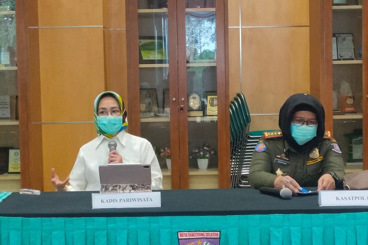 Wali Kota Tangerang Selatan Airin Rachmi Diany (kiri) bersama Kasatpol PP Tangerang Selatan Mursinah saat konferensi pers di Balai Kota Tangerang Selatan, Senin (24/8/2020).