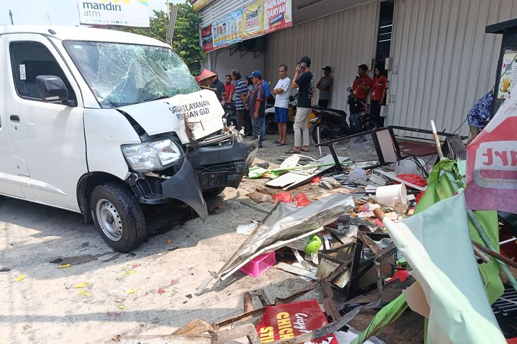 Mobil Berstiker SPPG Tabrak Dagangan di Bekasi, Warga: Ngebut Banget, Gerobak Hancur Semua