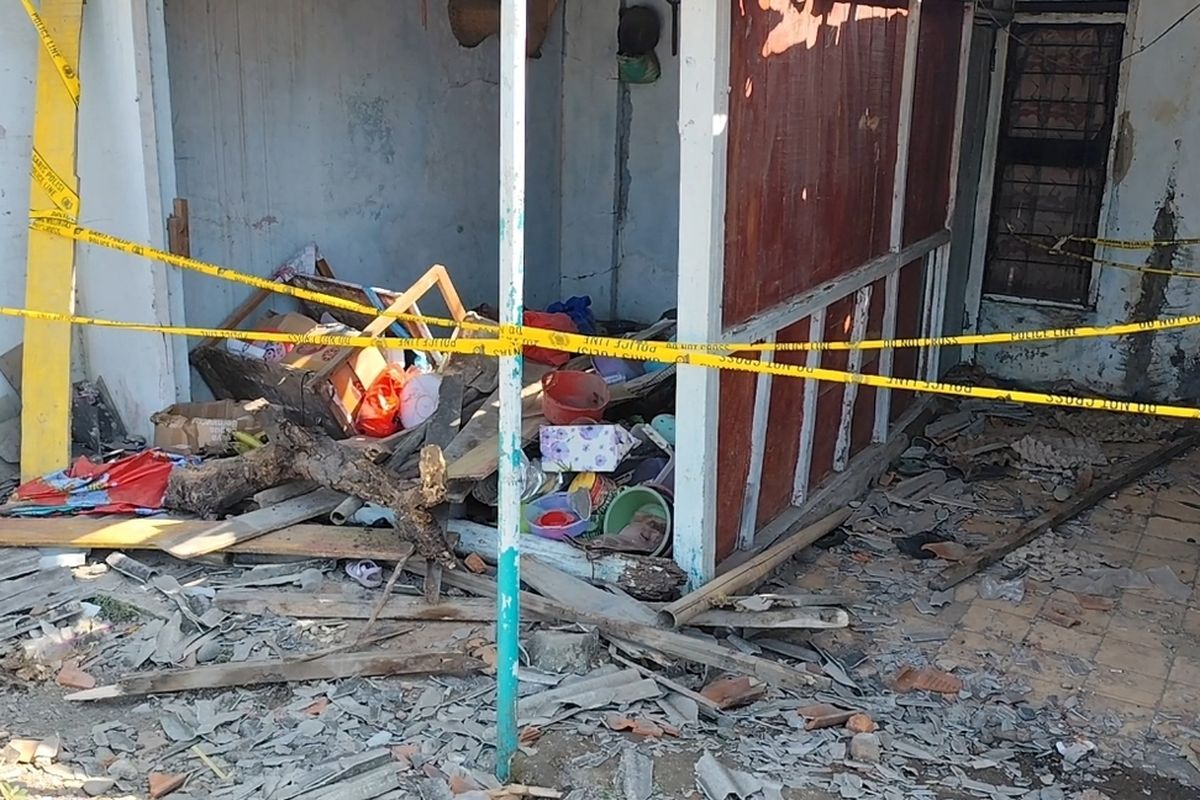 Rumah terduga penculikan anak di Desa Kedondong Kecamatan Susukan Kabupaten Cirebon Jawa Barat hancur pada Rabu (27/8/2025) siang.