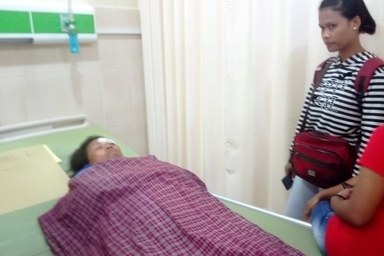 Salah seorang ibu paruh baya Dessy Sopacua Talahatu (52) korban tandukan kerbau di Pasar Batu Merah, Ambon dirawat intensif di rumah sakit Bhayangkara Ambon, Kamis (12/9/2019)