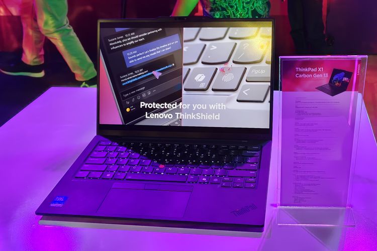 Lenovo ThinkPad X1 Carbon Gen 13 dalam peluncuran ThinkPad Aura Edition di Thamrin Nine Ballroom, Jakarta Pusat, Rabu (7/5/2025).
