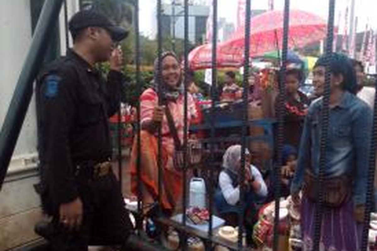 Sejumlah PKL di Monas sedang merayu satpam agar diperbolehkan masuk dan berjualan di kawasan Monas.