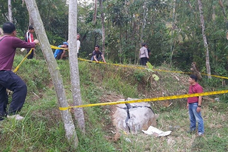 Sejumlah anggota Polsek Nyalidung Polres Sukabumi melakukan olah tempat kejadian perkara seorang tukang batu tewas di Kampung Warungpeuteuy, Desa/Kecamatan Nyalindung, Sukabumi, Jawa Barat, Kamis (2/11/2023).