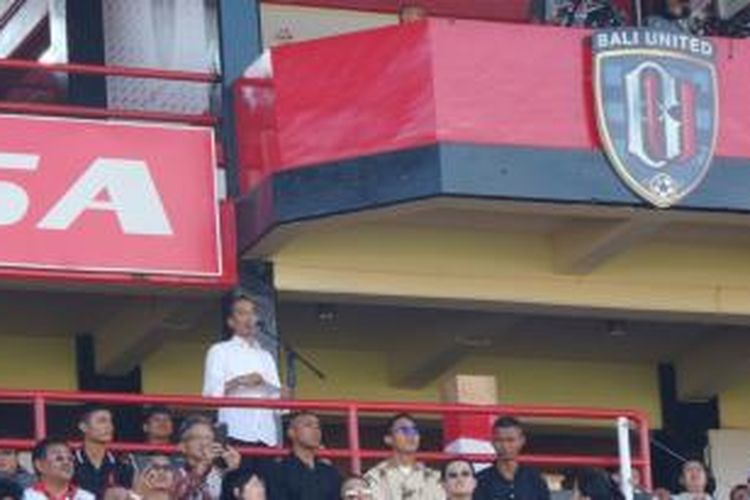 Presiden Joko Widodo saat memberi kata sambutan pada pembukaan Piala Presiden 2015 di Stadion Kapten I Wayan Dipta, Gianyar, Bali, Minggu (30/8/2015). 