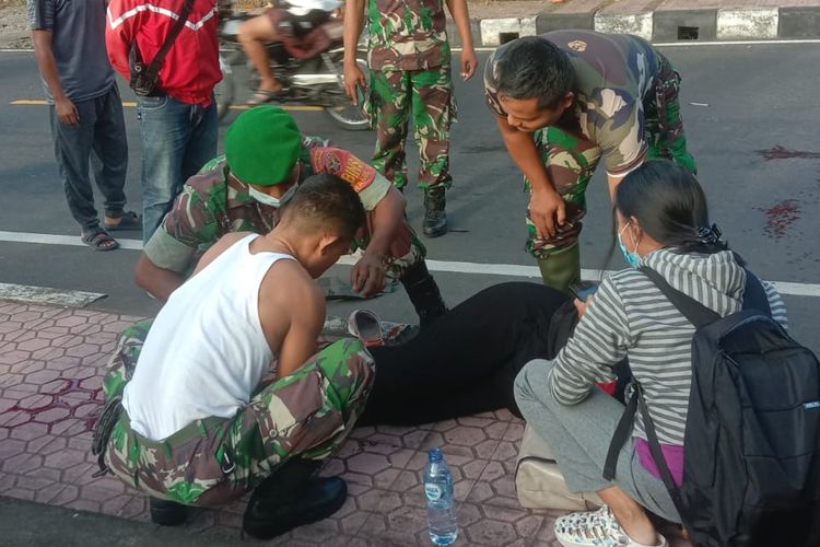 Aksi heroik yang dilakukan Suparto saat merobek seragamnya demi menutupi luka korban kecelakaan lalu lintas di depan Koramil 61/10-Klungkung, Wilayah Desa Besang, Kelurahan Semarapura, Kabupaten Klungkung.