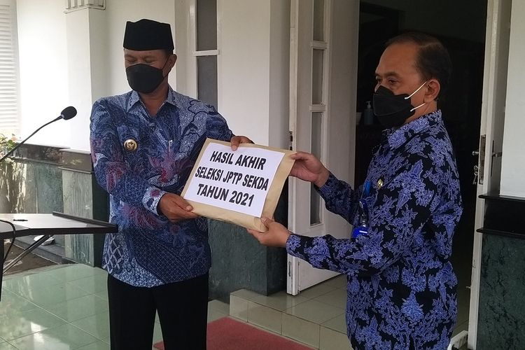 Walikota Madiun, Maidi menunjukkan hasil uji seleksi calon sekda baru yang dilakukan tim panitia seleksi di Balaikota Madiun, Selasa (26/10/2021).