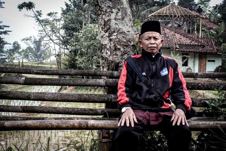 Hadjar Safudin (75) seorang guru honorer yang mengabdi 52 tahun di SD Negeri Babakan Sirna, Bandung Barat.