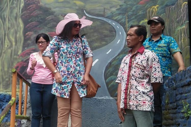 Kepala Dinas Kebudayaan dan Pariwisata Kota Malang, Ida Ayu Wahyuni di sela pembinaan Pokdarwis Kelurahan Rampal Kota Malang, Minggu (13/1/2019).