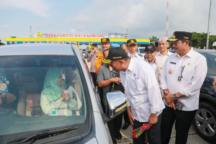 Pemerintah memberlakukan one way arah Tol Cikampek mulai dari Tol Kalikangkung Semarang, Sabtu (13/4/2024).