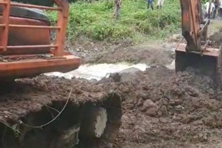 Foto: BPBD dan PUPR terjunkan alat berat untuk memperbaiki jalan penghubung antar kecamatan tepatnya di Desa Waiwadan, Kecamatan Adonara Barat, Kabupaten Flores Timur, yang putus diterjang banjir.