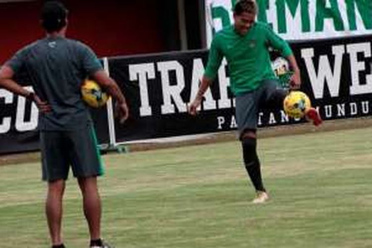 Penjaga gawang Arema, Kurnia Meiga berlatih dengan pelatih kiper timnas, Gatot Prasetyo menjalani latihan perdana pada TC kedua edisi Oktober di Stadion Maguwoharjo, Sleman, Kamis (20/10/2016) sore.