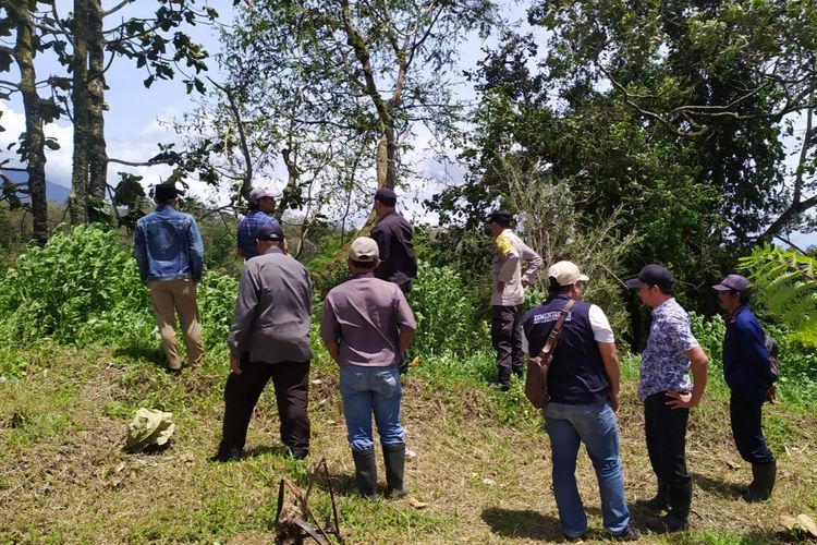 Petugas saat meninjau lokasi penemuan macan tutul di Desa Sumberarum, Banyuwangi, Jawa Timur.