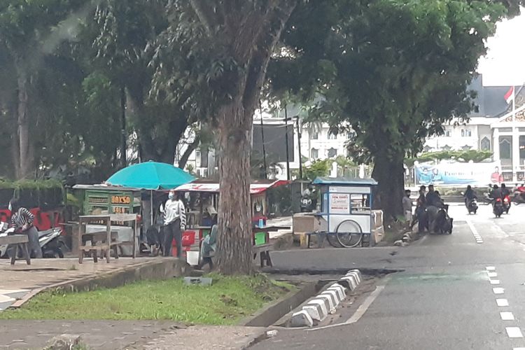 Suasana lokasi Pedagang Kaki Lima di sekitar Taman Anggrek Sri Soedewi kawasan perkantoran Telanaipura, pada Jumat (29/1/2021).