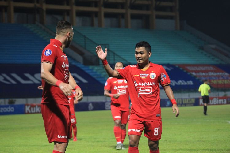 Gelandang Persija Jakarta, Dwiki Arya (kanan), ikut berselebrasi gol dari Marko Simic dalam laga Madura United vs Persija Jakarta pada ajang Liga 1 2021-2022 pekan ke-8, Jumat (22/10/2021) malam WIB di Stadion Moch Soebroto, Magelang.