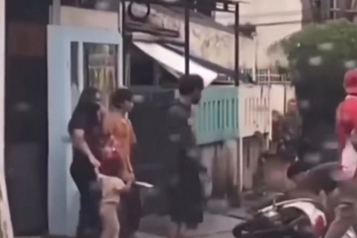 Sebuah rekaman video memperlihatkan seorang pria, beberapa kali menonjok seorang wanita di depan anak dan warga.Rekaman itu viral usai diunggah di sosial media akun Instagram @warungjurnalis pada Minggu (6/11/2022).  