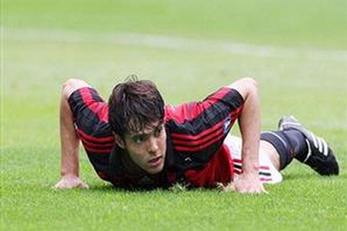 Playmaker AC Milan, Kaka, merasa kurang optimal penanganan cederanya di klub.