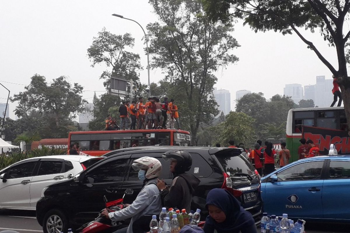 Arus lalu lintas di Jalan Gerbang Pemuda, Senayan, terpantau padat jelang laga Persija melawan Mitra Kukar, Minggu (9/12/2018).