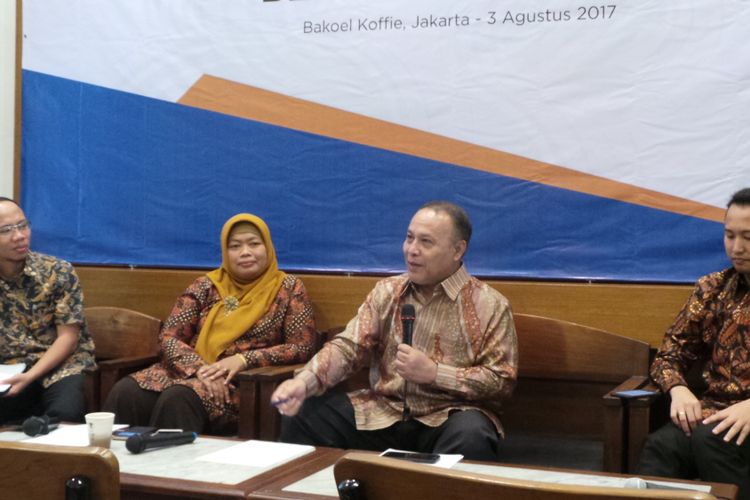 Diskusi Quo Vadis Transportasi Umum Berbasis Aplikasi Online oleh INDEF di Bakoel Koffie, Cikini, Jakarta Pusat, Kamis (3/8/2017). Narasumbernya Direktur INDEF Enny Sri Hartati, Presidium Masyarakat Transportasi Indonesia Muslich Asikin, dan Senior Public Policy Associate Uber Indonesia Pandu Adi Laras.   