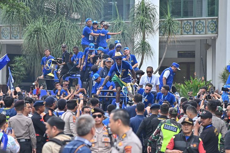 Pawai Persib sampai di Gedung Sate Bandung, Minggu (25/5/2025).