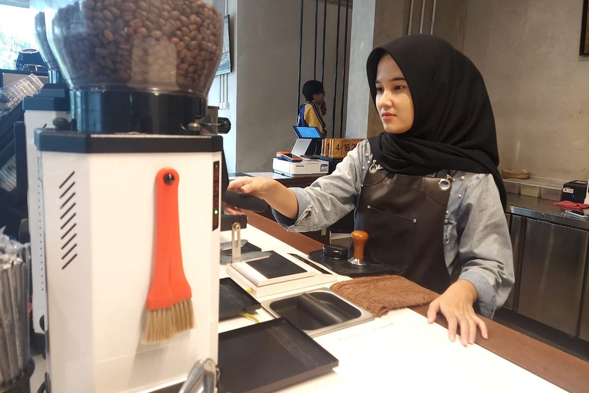 Karyawan di Kafe Ouwie sedang menyiapkan pesanan