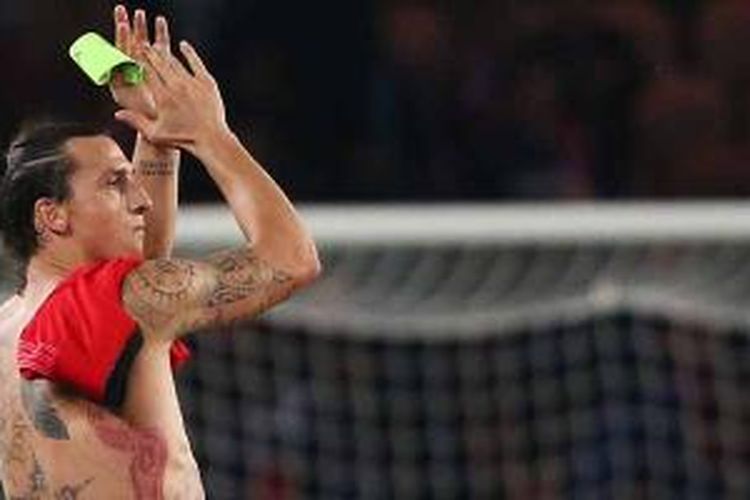 Striker Paris Saint-Germain asal Swedia, Zlatan Ibrahimovic, merayakan keberhasilan PSG menang 3-0 atas Benfica di fase Grup C Liga Champions, Rabu (2/10/2013). Ibra cetak dua gol.