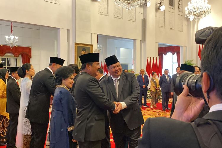 Menteri Koordinator Bidang Perekonomian, Airlangga Hartarto berjabat tangan dengan Menko Polhukam Hadi Tjahjanto di Istana Kepresidenan Jakarta Pusat, Rabu (21/2/2024) 