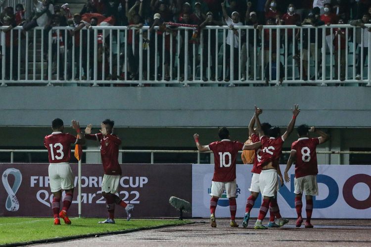 Pemain timnas Indonesia berselebrasi usai membobol gawang Curacao pada laga kedua FIFA Matchday di Stadion Pakansari, Kabupaten Bogor, Selasa (27/9/2022). Timnas Indonesia menang dengan skor 2-1.