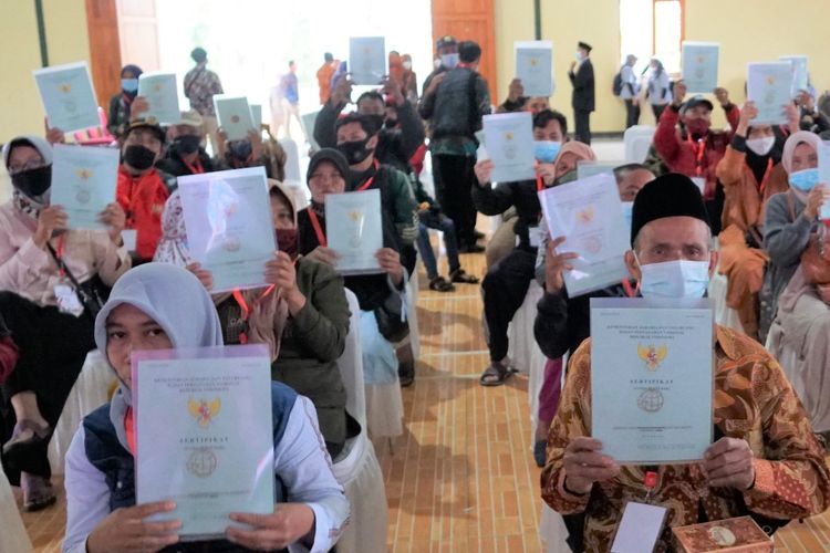 100 Sertipikat Hasil Program Redistribusi Tanah Dibagikan di Sukabumi
