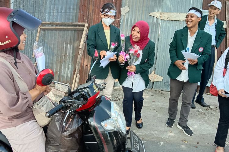 Para dokter di Banyuwangi bagikan bunga sebagai tanda penolakan RUU Kesehatan 