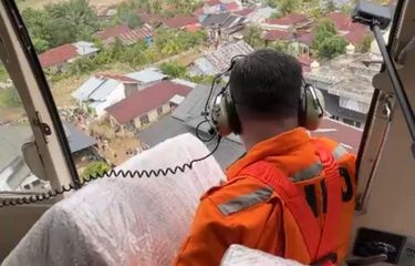 Distribusi bantuan korban banjir lewat udara di Desa Rantau Pauh, Kecamatan Rantau Kabupaten Aceh Tamiang, Kamis (4/12/2025)